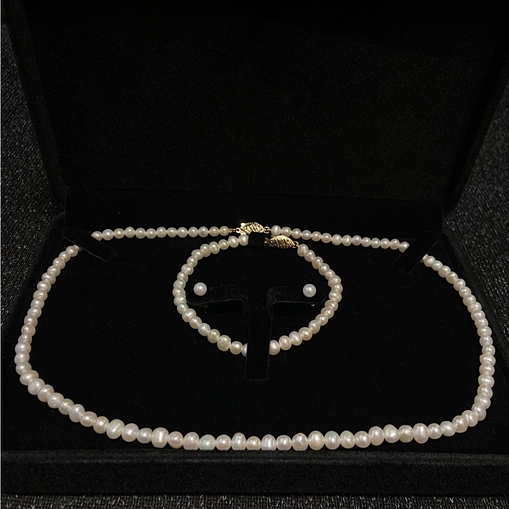 Pristine Genuine Vintage Pearl Set